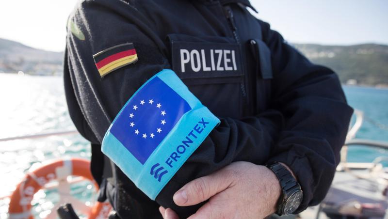 Ein Beamter der Bundespolizei See steht im Hafen der Insel Samos auf dem Vordeck des Streifenboots BP 62 "Uckermark". Ein Beamter der Bundespolizei See steht im Hafen der Insel Samos auf dem Vordeck des Streifenboots BP 62 "Uckermark".