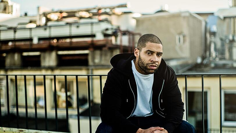 Gehört heute zur ersten Liga im Deutschrap und steht beim PULS Festival auf der Bühne: Der Berliner Rapper Megaloh. Gehört heute zur ersten Liga im Deutschrap und steht beim PULS Festival auf der Bühne: Der Berliner Rapper Megaloh.