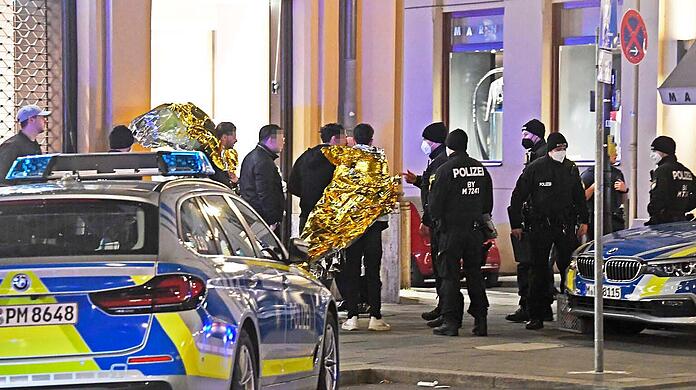Die Polizei am Donnerstagabend vor Ort in der Maximilianstraße.