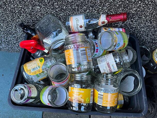 Einwegflaschen und -gläser gehören in den Altglascontainer. Die Deckel kann man vor dem Einwerfen entfernen, muss man aber nicht. Einwegflaschen und -gläser gehören in den Altglascontainer. Die Deckel kann man vor dem Einwerfen entfernen, muss man aber nicht.