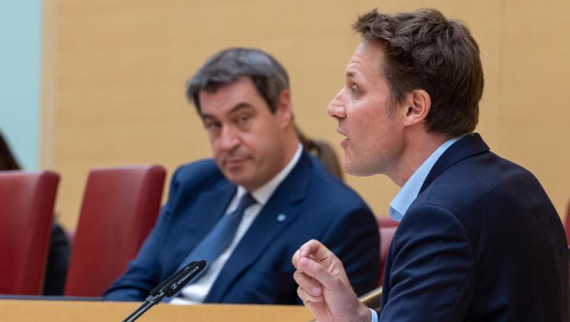 Ludwig Hartmann (r), Fraktionsvorsitzender der Grünen, und Ministerpräsident Markus Söder (CSU). Foto: Peter Kneffel/dpa/Archivbild Ludwig Hartmann (r), Fraktionsvorsitzender der Grünen, und Ministerpräsident Markus Söder (CSU). Foto: Peter Kneffel/dpa/Archivbild