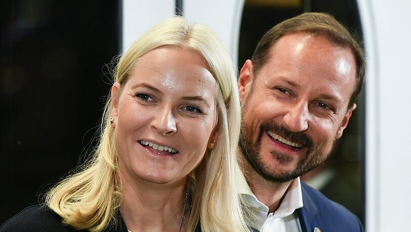Zusammen machen sie in diesem Sommer die 100 voll: Norwegens Kronprinz Haakon und seine Frau Kronprinzessin Mette-Marit werden beide 50. Das muss natürlich besonders gefeiert werden. Zusammen machen sie in diesem Sommer die 100 voll: Norwegens Kronprinz Haakon und seine Frau Kronprinzessin Mette-Marit werden beide 50. Das muss natürlich besonders gefeiert werden.