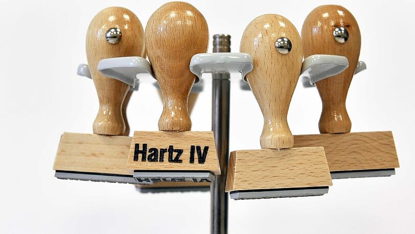 Der Staat darf Hartz-IV-Leistungen niedriger ansetzen, wenn der Empfänger in einer sogenannten Bedarfsgemeinschaft unterstützt wird. Foto: Ralf Hirschberger/Illustration Der Staat darf Hartz-IV-Leistungen niedriger ansetzen, wenn der Empfänger in einer sogenannten Bedarfsgemeinschaft unterstützt wird. Foto: Ralf Hirschberger/Illustration