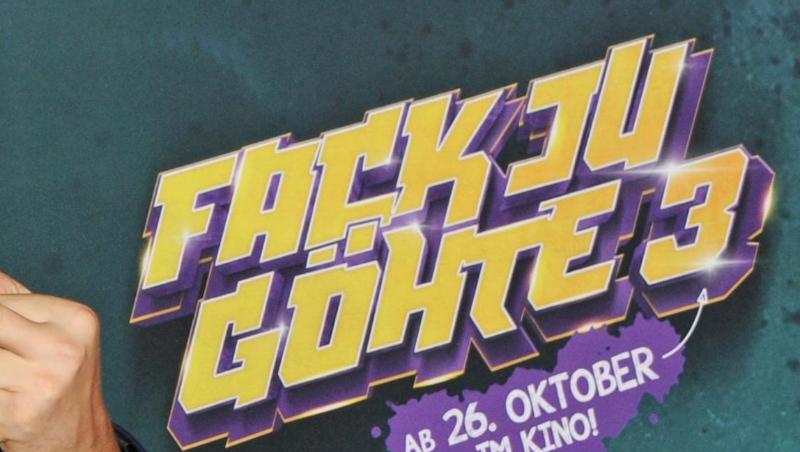 Ein Mann zeigt zur Filmpremiere des Films "Fack ju Göhte 3" vor dem Schriftzug des Filmtitels den Mittelfinger. Foto: Ursula Düren/dpa/Archivbild Ein Mann zeigt zur Filmpremiere des Films "Fack ju Göhte 3" vor dem Schriftzug des Filmtitels den Mittelfinger. Foto: Ursula Düren/dpa/Archivbild