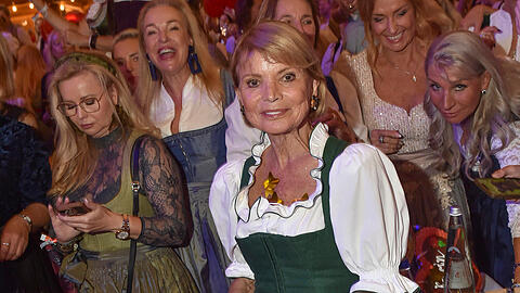 Uschi Glas besuchte die "Damenwiesn" von Unternehmerin Regine Sixt. Im Schützenzelt kam es zu einer Stichelei gegen das männliche Geschlecht. Uschi Glas besuchte die "Damenwiesn" von Unternehmerin Regine Sixt. Im Schützenzelt kam es zu einer Stichelei gegen das männliche Geschlecht.