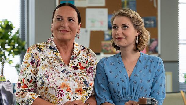 In der neuen "Rosenheim-Cops"-Staffel muss Ursula Maria Burkhart bald ohne Sarah Thonig am Empfang auskommen. In der neuen "Rosenheim-Cops"-Staffel muss Ursula Maria Burkhart bald ohne Sarah Thonig am Empfang auskommen.