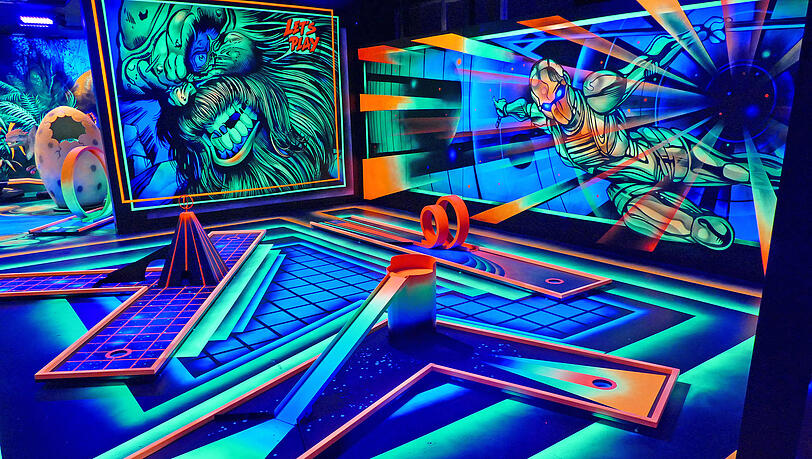 Beschreite eine Reise durch die fantastisch-virtuellen Minigolf-Welten mit 3D-Animationen, magischen Wandbildern und Soundeffekten. Beschreite eine Reise durch die fantastisch-virtuellen Minigolf-Welten mit 3D-Animationen, magischen Wandbildern und Soundeffekten.