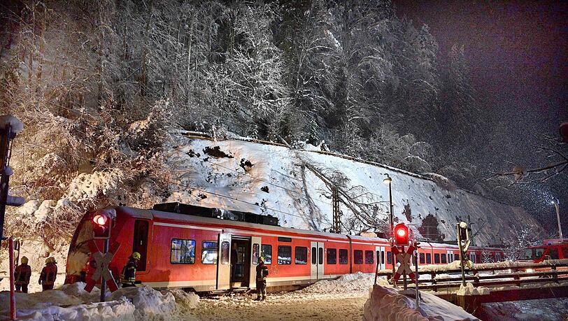 Am Sonntagabend stürzte ein Baum auf einen Zug - die Passagiere hatten Glück im Unglück. Am Sonntagabend stürzte ein Baum auf einen Zug - die Passagiere hatten Glück im Unglück.