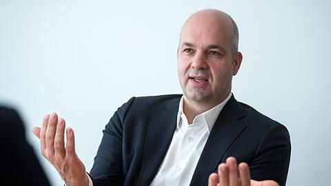 DIW-Präsident Marcel Fratzscher zieht mit einem Vorschlag für eine Rentner-Pflichtjahr Kritik auf sich. DIW-Präsident Marcel Fratzscher zieht mit einem Vorschlag für eine Rentner-Pflichtjahr Kritik auf sich.