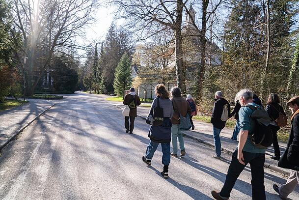 Bei bestem Frühlingswetter beginnt der Vogelspaziergang im Waldfriedhof. Bei bestem Frühlingswetter beginnt der Vogelspaziergang im Waldfriedhof.
