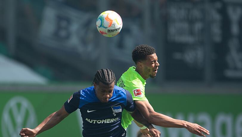 Herthas Jessic Ngankam (l) im Kopfballduell mit dem Wolfsburger Felix Nmecha. Herthas Jessic Ngankam (l) im Kopfballduell mit dem Wolfsburger Felix Nmecha.