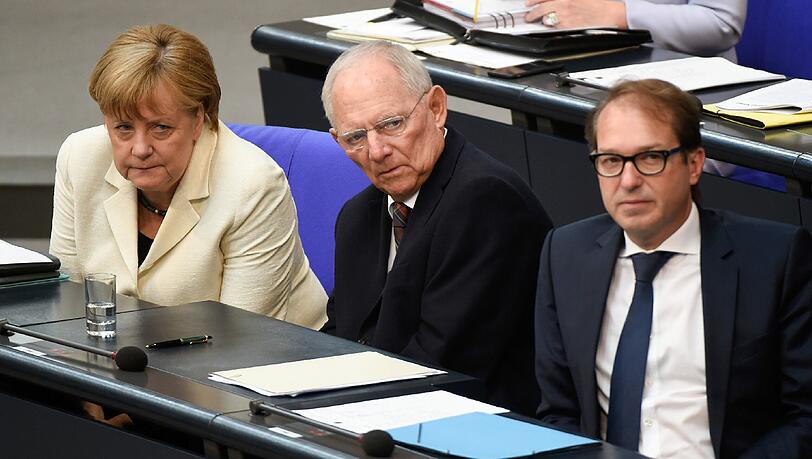 Angela Merkel und Wolfgang Schäuble (CDU) sitzen neben Alexander Dobrindt (CSU) auf der Regierungsbank. Foto: Sophia Kembowski/Archiv Angela Merkel und Wolfgang Schäuble (CDU) sitzen neben Alexander Dobrindt (CSU) auf der Regierungsbank. Foto: Sophia Kembowski/Archiv
