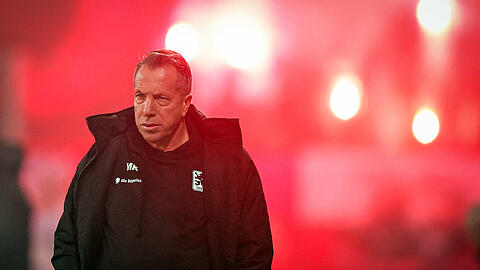 Wenn der Cheftrainer der Blauen rot sieht: 1860-Coach Kauczinski zeigt sich nach dem 0:4-Debakel bei Jahn Regensburg „fassungslos“ und kündigt an, die Zügel anzuziehen. Wenn der Cheftrainer der Blauen rot sieht: 1860-Coach Kauczinski zeigt sich nach dem 0:4-Debakel bei Jahn Regensburg „fassungslos“ und kündigt an, die Zügel anzuziehen.