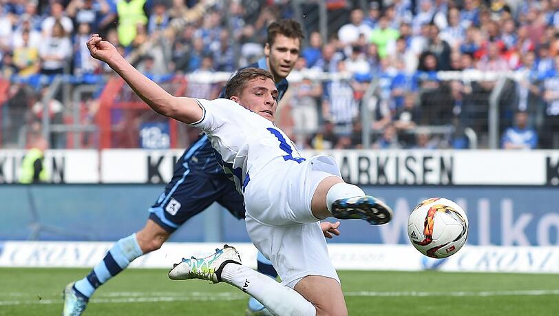 Meist einen Schritt zu spät: Der TSV 1860, hier Rechtsverteidiger Gary Kagelmacher im Duell mit Karlsruhes Prömel, verloren beim KSC mit 1:3. Meist einen Schritt zu spät: Der TSV 1860, hier Rechtsverteidiger Gary Kagelmacher im Duell mit Karlsruhes Prömel, verloren beim KSC mit 1:3.