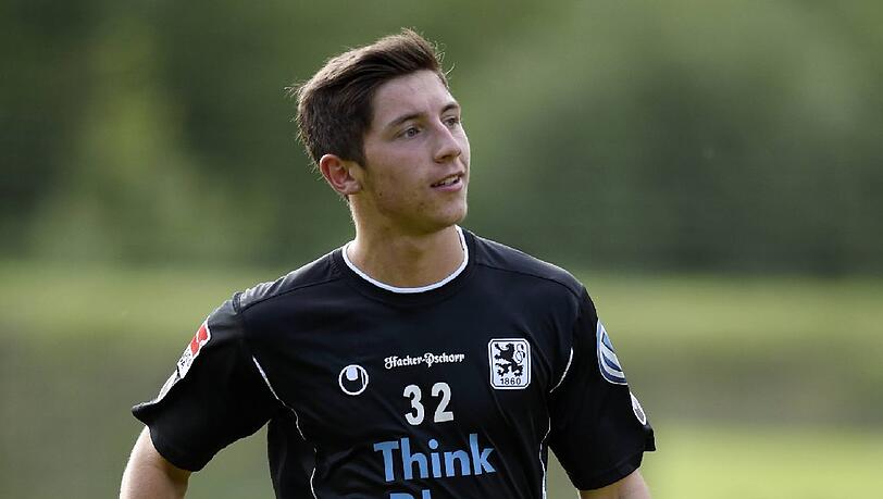 SIEGER:
Maximilian Wittek: Er ist wohl die Entdeckung der Vorbereitung: Spätestens mit seinem Distanz-Tor gegen Cardiff City hat der 18-Jährige eindrucksvoll seine Klasse bewiesen. Am Anfang der Saison wollte Trainer Ricardo Moniz unbedingt noch einen neuen Außenverteidiger haben. Jetzt ist er in der eigenen A-Jugend fündig geworden. Als „fantastischen Fußballer“ beschreibt der Trainer seinen Shootingstar. SIEGER:
Maximilian Wittek: Er ist wohl die Entdeckung der Vorbereitung: Spätestens mit seinem Distanz-Tor gegen Cardiff City hat der 18-Jährige eindrucksvoll seine Klasse bewiesen. Am Anfang der Saison wollte Trainer Ricardo Moniz unbedingt noch einen neuen Außenverteidiger haben. Jetzt ist er in der eigenen A-Jugend fündig geworden. Als „fantastischen Fußballer“ beschreibt der Trainer seinen Shootingstar.