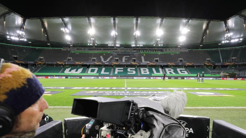 Wie auch in Frankfurt galt auch in Wolfsburg: Zuschauer müssen draußen bleiben. Wie auch in Frankfurt galt auch in Wolfsburg: Zuschauer müssen draußen bleiben.