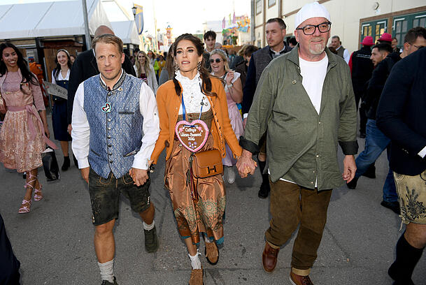 Oliver Pocher (v.l.), Cathy Hummels und DJ Ötzi gehen Hand in Hand bei Cathy Hummels Wiesn-Bummel übe die Theresienwiese. Oliver Pocher (v.l.), Cathy Hummels und DJ Ötzi gehen Hand in Hand bei Cathy Hummels Wiesn-Bummel übe die Theresienwiese.