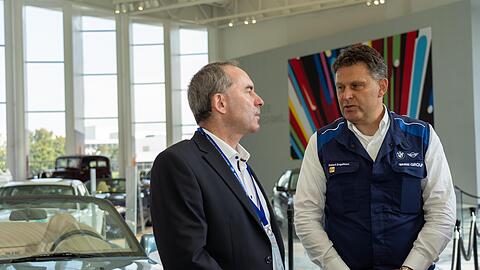 Robert Engelhorn, BMW-Werkleiter von Spartanburg, empfängt den bayerischen Wirtschaftsminister Hubert Aiwanger (Freie Wähler). Engelhorn lobt die "Ärmel hochkrempeln"-Mentalität der Menschen vor Ort. Robert Engelhorn, BMW-Werkleiter von Spartanburg, empfängt den bayerischen Wirtschaftsminister Hubert Aiwanger (Freie Wähler). Engelhorn lobt die "Ärmel hochkrempeln"-Mentalität der Menschen vor Ort.