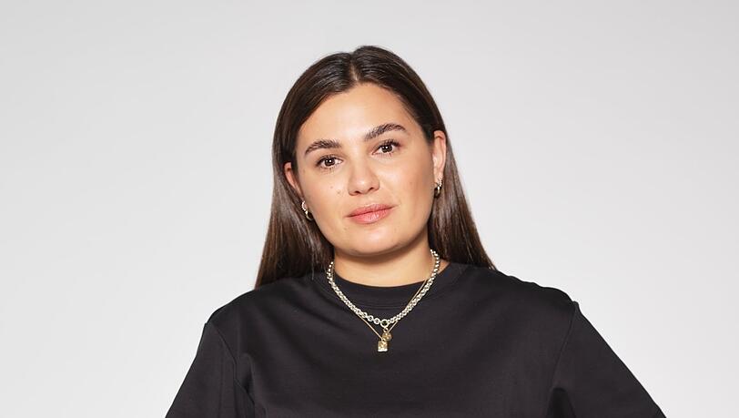 Die Unternehmerin und Content Creatorin Madeleine Alizadeh und Zuschriften von ihren Followern. Die Unternehmerin und Content Creatorin Madeleine Alizadeh und Zuschriften von ihren Followern.