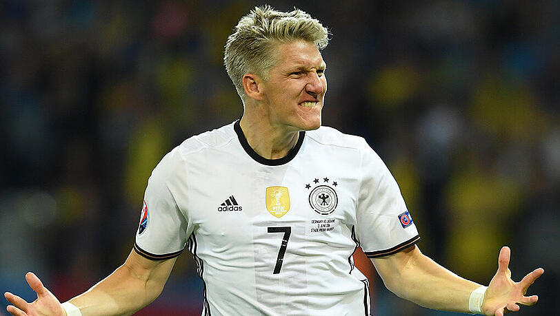 Dritter Ballkontakt, drin ist die Kugel: Bastian Schweinsteiger. Dritter Ballkontakt, drin ist die Kugel: Bastian Schweinsteiger.