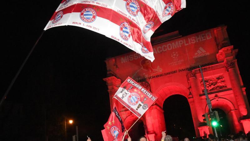Fans des FC Bayern München feiern auf der Leopoldstraße. Foto: Felix Hörhager/dpa Fans des FC Bayern München feiern auf der Leopoldstraße. Foto: Felix Hörhager/dpa