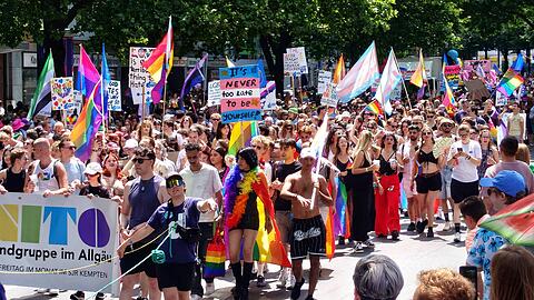 Abertausende nehmen wieder bunt und friedlich an der CSD-Parade in München teil. Abertausende nehmen wieder bunt und friedlich an der CSD-Parade in München teil.