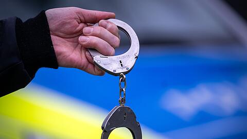 Auf dem Erdinger Frühlingsfest haben zwei betrunkene Besucherinnen einen Polizeieinsatz verursacht. (Symbolbild) Auf dem Erdinger Frühlingsfest haben zwei betrunkene Besucherinnen einen Polizeieinsatz verursacht. (Symbolbild)