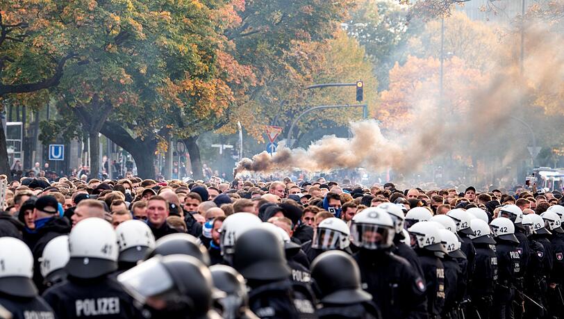 Der DFB hat Fans und Polizei zu einem respektvollen Umgang miteinander aufgerufen. Der DFB hat Fans und Polizei zu einem respektvollen Umgang miteinander aufgerufen.