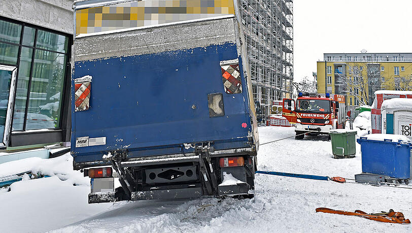 Der Lkw rutschte nach links ab - beinahe wäre das Fahrzeug in der Baugrube gelandet. Der Lkw rutschte nach links ab - beinahe wäre das Fahrzeug in der Baugrube gelandet.
