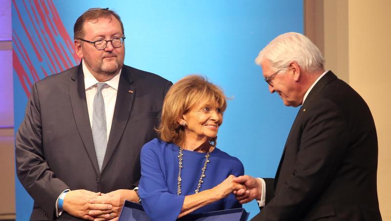 Frank-Walter Steinmeier (r) und Walter Homolka bei der Überreichung der Ernst Ludwig Ehrlich Madaille an C. Knobloch. Foto: Wolfgang Kumm/dpa Frank-Walter Steinmeier (r) und Walter Homolka bei der Überreichung der Ernst Ludwig Ehrlich Madaille an C. Knobloch. Foto: Wolfgang Kumm/dpa
