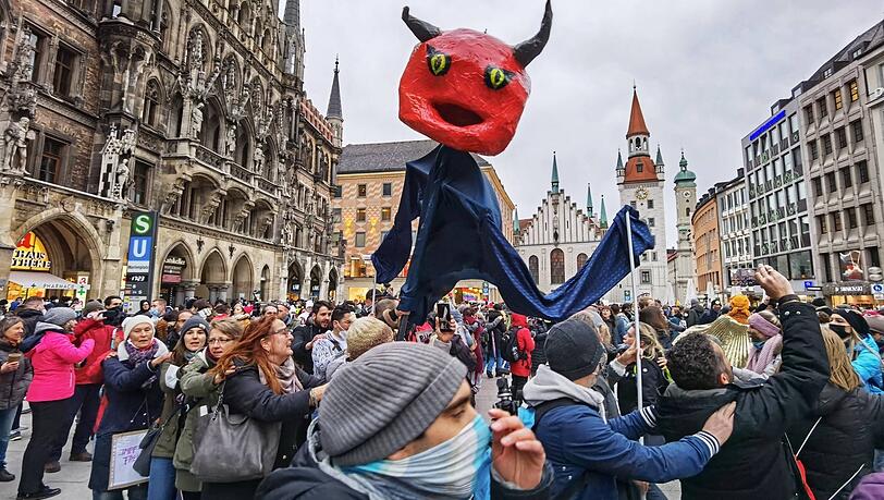 Eine Polonaise von Corona-Demonstranten auf dem Marienplatz. Eine Polonaise von Corona-Demonstranten auf dem Marienplatz.