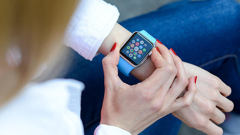 Mit Smart Watches wie der Apple Watch kann man die Gesundheit im Blick behalten, einen Arztbesuch ersetzt das aber nicht. Mit Smart Watches wie der Apple Watch kann man die Gesundheit im Blick behalten, einen Arztbesuch ersetzt das aber nicht.