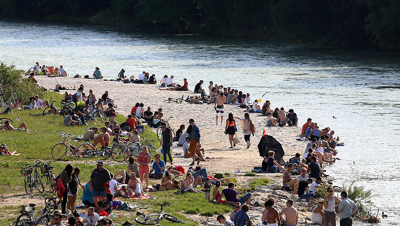 Menschen feiern bei schönem Wetter an der Isar. Menschen feiern bei schönem Wetter an der Isar.