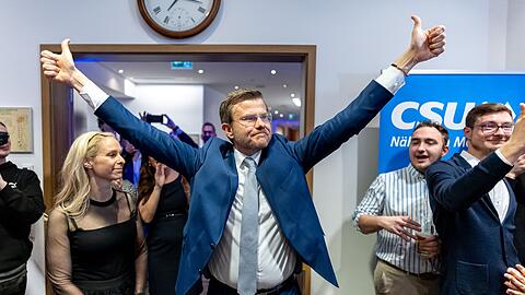 Marcus König jubelte schon am 8. März nach der ersten Runde der Kommunalwahl. In der Stichwahl deutet sich an: Er könnte Nürnbergs OB werden. (Archivbild) Marcus König jubelte schon am 8. März nach der ersten Runde der Kommunalwahl. In der Stichwahl deutet sich an: Er könnte Nürnbergs OB werden. (Archivbild)