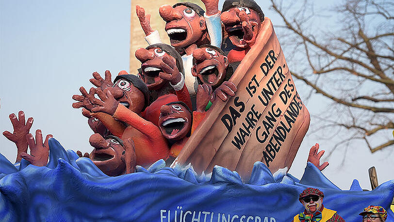 Düsseldorf: Der Motivwagen "Flüchtlingsgrab Mittelmeer". Düsseldorf: Der Motivwagen "Flüchtlingsgrab Mittelmeer".
