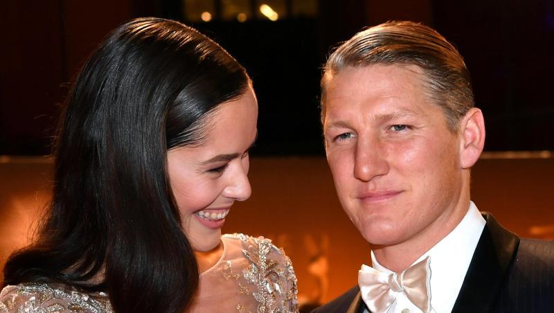 Bastian Schweinsteiger und seine Frau Ana Ivanovic bei einer Preisverleihung. Foto: Jens Kalaene/Archivbild Bastian Schweinsteiger und seine Frau Ana Ivanovic bei einer Preisverleihung. Foto: Jens Kalaene/Archivbild