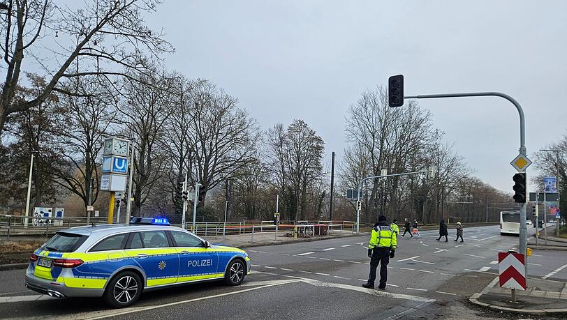 Polizisten mussten teils den Verkehr an ausgefallenen Ampeln regeln. Polizisten mussten teils den Verkehr an ausgefallenen Ampeln regeln.
