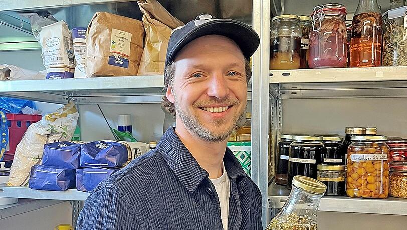 Hier wird nahezu alles selbst gemacht: Rico Birndt in der Speisekammer seines neuen Restaurants "June" in Feldwies am Chiemsee. Hier wird nahezu alles selbst gemacht: Rico Birndt in der Speisekammer seines neuen Restaurants "June" in Feldwies am Chiemsee.