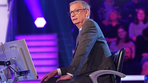 Günther Jauch führt durch die beliebte Quizshow "Wer wird Millionär?". Gelegentlich braucht er dabei einen Spickzettel. Günther Jauch führt durch die beliebte Quizshow "Wer wird Millionär?". Gelegentlich braucht er dabei einen Spickzettel.