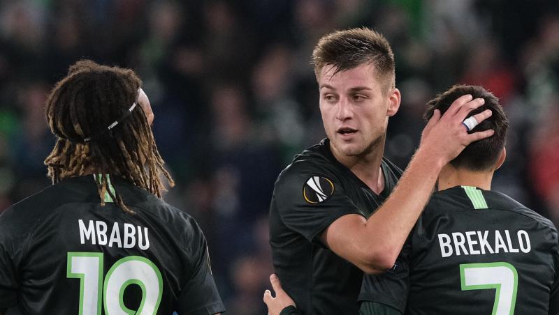 Die Wolfsburger um Kevin Mbabu, Robin Knoche und Josip Brekalo (l-r) feierten einen Pflichtsieg. Die Wolfsburger um Kevin Mbabu, Robin Knoche und Josip Brekalo (l-r) feierten einen Pflichtsieg.