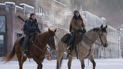 Bella Ramsey (l.) und "The Last of Us"-Neuzugang Isabela Merced.
