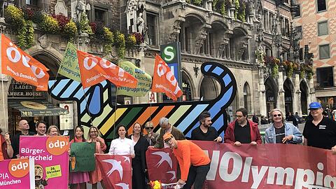 Vor dem Rathaus haben am Mittwochnachmittag die Olympia-Gegner demonstriert. Vor dem Rathaus haben am Mittwochnachmittag die Olympia-Gegner demonstriert.