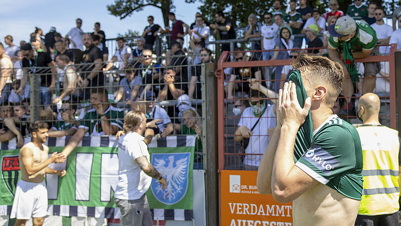 Der Traum vom Aufstieg in die 3. Liga ist geplatzt: Enttäuschung pur bei den Schweinfurter Spielern. Der Traum vom Aufstieg in die 3. Liga ist geplatzt: Enttäuschung pur bei den Schweinfurter Spielern.