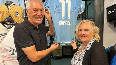 Berti Biehl und seine Frau Christel mit der Widmung: "Für den besten und nettesten Sportladen der Welt" von Christian Köppel, heute Trainer beim FC Augsburg. Berti Biehl und seine Frau Christel mit der Widmung: "Für den besten und nettesten Sportladen der Welt" von Christian Köppel, heute Trainer beim FC Augsburg.