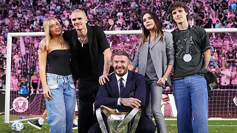 Der Beckham-Clan posierte nach dem Sieg von Inter Miami beim MLS-Cup in Fort Lauderdale glücklich mit dem Pokal auf dem Spielfeld: Harper (v.l.), Romeo, David, Victoria und Cruz. Der Beckham-Clan posierte nach dem Sieg von Inter Miami beim MLS-Cup in Fort Lauderdale glücklich mit dem Pokal auf dem Spielfeld: Harper (v.l.), Romeo, David, Victoria und Cruz.
