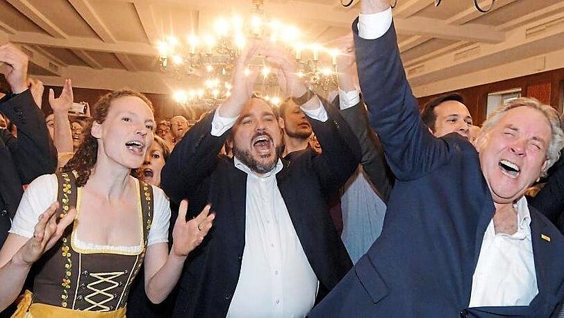 Party bei der Bayern-FDP: Albert Duin (rechts) und Spitzenkandidat Daniel Föst jubeln. Party bei der Bayern-FDP: Albert Duin (rechts) und Spitzenkandidat Daniel Föst jubeln.