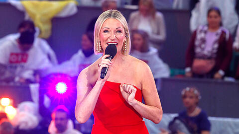 Monika Gruber macht ihren Fans eine Freude. Die Kabarettistin verrät neue Details zu ihrem Bühnen-Comeback im Frühjahr 2026. Monika Gruber macht ihren Fans eine Freude. Die Kabarettistin verrät neue Details zu ihrem Bühnen-Comeback im Frühjahr 2026.