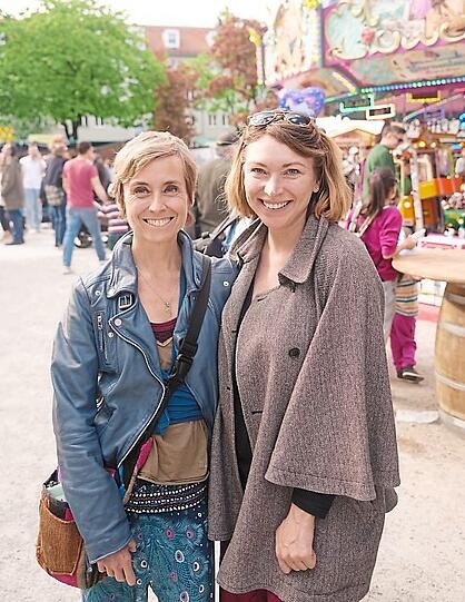 Julia Lenders und Laura Kaufmann genießen die Auer Dult.