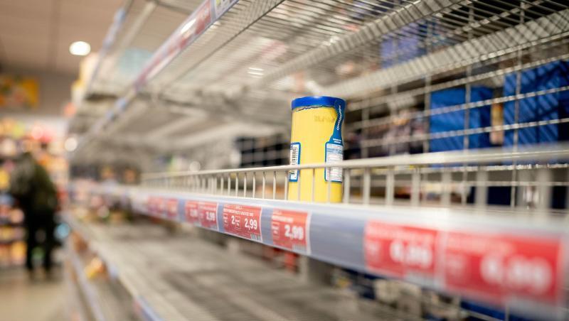 Viele Kunden erleben das zurzeit: leere Regale in den Supermärkten. Die Lebensmittelbranche betont aber, dass die Warenversorgung trotz der erheblich gestiegenen Nachfrage gesichert sei. Viele Kunden erleben das zurzeit: leere Regale in den Supermärkten. Die Lebensmittelbranche betont aber, dass die Warenversorgung trotz der erheblich gestiegenen Nachfrage gesichert sei.