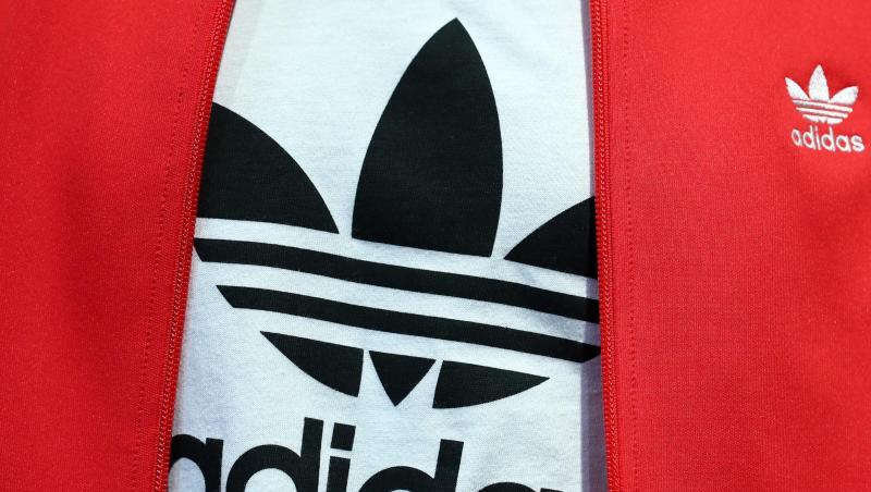 Der Sportartikelhersteller Adidas hat im vergangenen Jahr dank der Fußball-WM und guter Geschäfte in Nordamerika und China glänzend verdient. Der Sportartikelhersteller Adidas hat im vergangenen Jahr dank der Fußball-WM und guter Geschäfte in Nordamerika und China glänzend verdient.